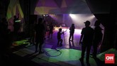 Pemain sirkus dari Oriental Circus Indonesia (OCI) berlatih jelang gelaran The Great 50 Show di kawasan GBK, Jakarta (12/12). (CNN Indonesia/ Hesti Rika)