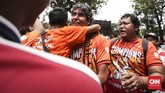 Pelatih Persija Jakarta Stefano Cugurra Teco mendapat pelukan erat dari The Jakmania yang mengikuti pawai juara Persjia di kawasan Balai Kota DKI Jakarta, (15/12). (CNN Indonesia/Hesti Rika)