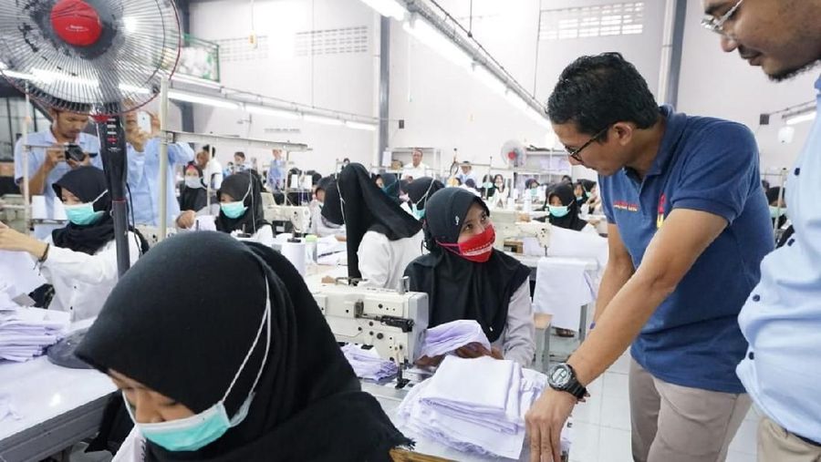Pabrik-pabrik sepatu dan tekstil merelokasikan pabriknya dari Banten ke Jawa Tengah.