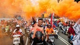 Wajah ceria suporter Persija Jakarta, The Jakmania, menghiasi jalan-jalan jalur konvoi pawai juara Macan Kemayoran yang dimulai dari GBK hingga Balai Kota DKI Jakarta. (ANTARA FOTO/Rivan Awal Lingga)