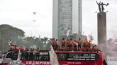 Rombongan tim Persija Jakarta bersama suporter mereka, The Jakmania, tiba di Bundaran Hotel Indonesia, Jakarta, Sabtu (15/12). (ANTARA FOTO/Galih Pradipta)
