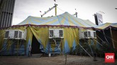 Tenda sirkus dari Oriental Circus Indonesia (OCI) saat gelaran The Great 50 Show di kawasan Gelora Bung Karno (GBK), Jakarta (13/12). Kelompok sirkus pertama di Indonesia yang berdiri sejak 1967 ini akan mempertunjukan kombinasi sirkus tradisional dan modern pada 14 Desember hingga 20 Januari 2019 di Jakarta. (CNN Indonesia/ Hesti Rika)