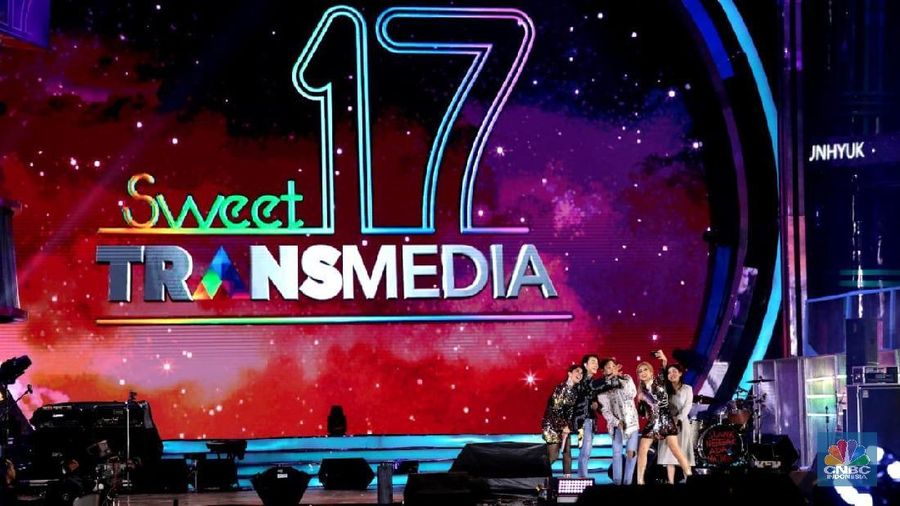 Penggemar Super Junior (ELF) dari berbagai daerah telah memadati arena pagelaran acara HUT 17 Transmedia dari sore sebelum acara dimulai.
