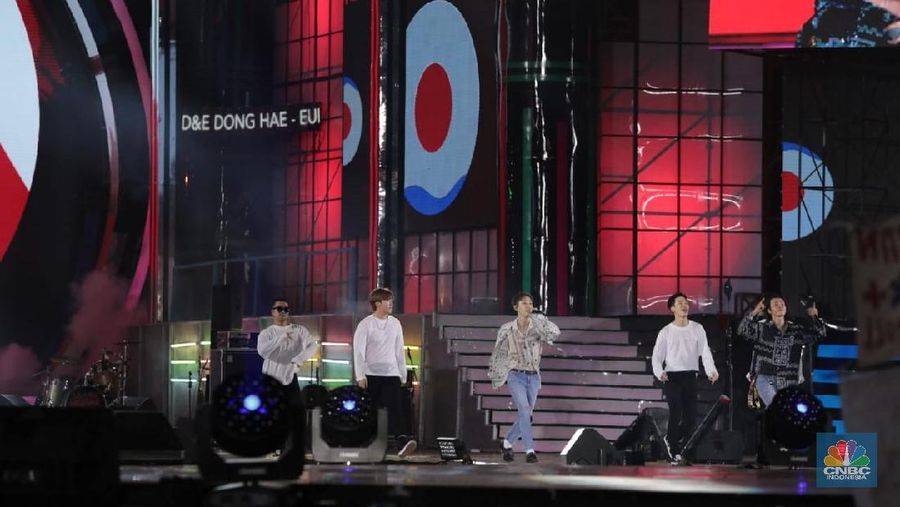 Super Junior di HUT Transmedia ke-17 (վ/Muhammad Sabki)