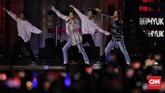 Super Junior D&E yang terdiri dari duo Donghae dan Eunhyuk pun mampu membuat ribuan ELF bersorak, bernyanyi, dan berjingkrak bersama melalui sejumlah lagu mereka, seperti 'Oppa, Oppa'. (CNN Indonesia/Adhi Wicaksono)