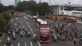Pawai juara Persija Jakarta dimulai dari Kompleks Gelora Bung Karno menuju Balai Kota DKI Jakarta, Sabtu (15/12), pagi. (ANTARA FOTO/Sigid Kurniawan)