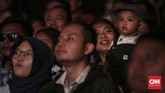 Penonton menikmati atraksi sirkus dari Oriental Circus Indonesia (OCI) yang bertajuk The Great 50 Show di kawasan GBK, Jakarta (13/12). (CNN Indonesia/ Hesti Rika)