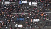 Riuhnya konvoi pendukung Persija Jakarta saat melakukan pawai di Jalan Asia-Afrika, Senayan, Jakarta, Sabtu (15/12).(ANTARA FOTO/Sigid Kurniawan)