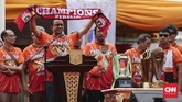 Gubernur DKI Jakarta Anies Baswedan menyapa The Jakmania usai melakukan pawai juara Liga 1 2018 di depan Balai Kota DKI Jakarta, (15/12). (CNN Indonesia/ Hesti Rika)