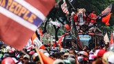 Persija Jakarta sudah memastikan gelar juara pada Minggu (9/12) dan baru melakukan perayaan resmi dari GBK ke Balai Kota DKI Jakarta. (ANTARA FOTO/Rivan Awal Lingga)