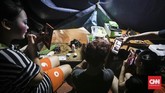 Pemain sirkus dari Oriental Circus Indonesia (OCI) menghias diri jelang gelaran The Great 50 Show di kawasan GBK, Jakarta (12/12). (CNN Indonesia/ Hesti Rika)