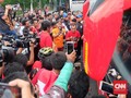Jelang Pawai, Pendukung Persija Heboh Sambut Riko Simanjuntak