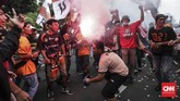 The Jakmania menjadi motivator utama Persija Jakarta untuk meraih gelar Liga 1 2018. Mereka nyaris selalu hadir di manapun Persija Jakarta berlaga. (CNN Indonesia/ Hesti Rika)