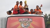 Para pemain Persija Jakarta dan seluruh tim ofisial diarak bak pahlawan oleh suporternya, The Jakmania. (ANTARA FOTO/Zabur Karuru)