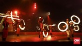 Pemain sirkus dari Oriental Circus Indonesia (OCI) melakukan atraksi saat gelaran The Great 50 Show di kawasan GBK, Jakarta (13/12). (CNN Indonesia/ Hesti Rika)