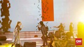 Pada malam kedua, HUT 17 Transmedia mengusung tema musik populer masa kini yang menampilkan sejumlah musisi besar di Indonesia, seperti Rossa dan Slank. (CNN Indonesia/Adhi Wicaksono.)