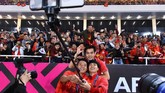 Pemain-pemain timnas players berselebrasi dengan berfoto bersama suporter. Piala AFF 2018 adalah gelar kedua dari tiga kesempatan berada di final. Pada 1998 Vietnam gagal juara usai kalah 0-1 dari Singapura. (Photo by Nhac NGUYEN / AFP)