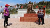 Di jantung desa yang miskin di Shazhou, Rucheng, selatan China, patung tetua China Mao Zedong berdiri. Patung yang diapit diorama tentara merah dan rumah batu bata itu menarik minat wisatawan datang untuk berfoto. (REUTERS/Shu Zhang).