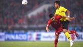 Bek Malaysia Aidil Zafuan (kanan) berduel dengan winger Vietnam Phan Van Duc. Dalam laga tersebut timnas Malaysia lebih mendominasi permainan dengan penguasan bola mencapai 58 persen. (Photo by Manan VATSYAYANA / AFP)