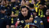Suporter timnas Malaysia bersedih melihat tim kesayangannya gagal juara di Piala AFF 2018. Menurut Asosiasi Sepak Bola Malaysia, sekitar 6.000 suporter Harimau Malaya hadir di Stadion Nasional My Dinh. (Photo by Nhac NGUYEN / AFP)