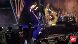 Slank Dikelilingi Perempuan dalam Konser 35 Tahun
