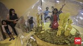 HALUU merupakan pameran yang dibuat oleh model Laura Basuki bersama teman-temannya. Ide pameran ini berawal dari kegemaran mereka berfoto sebagai kenang-kenangan. (CNN Indonesia/ Hesti Rika)