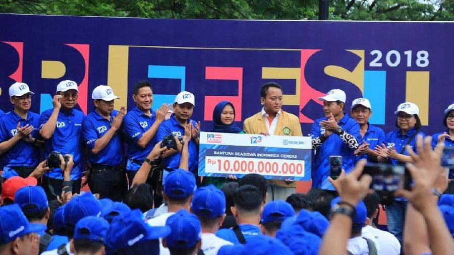 Seremoni pemberian beasiswa tersebut dilaksanakan pada BRIFFEST 2018.