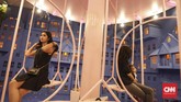 Berada di lantai 5 Plaza Indonesia, dalam pameran ini ada sejumlah seni instalasi yang dapat digunakan sebagai properti berfoto. Instalasi tersebut beragam bentuk dan warna. (CNN Indonesia/ Hesti Rika)