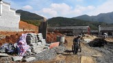 China sebagai ekonomi kedua terbesar di dunia akan merayakan ulang tahun ke-40 reformasi ekonomi. Ironisnya, reformasi ekonomi yang berjalan selama 40 tahun tersebut dibayangi dengan kekhawatiran atas utang pemerintah daerah yang terus meningkat. (REUTERS/Shu Zhang).