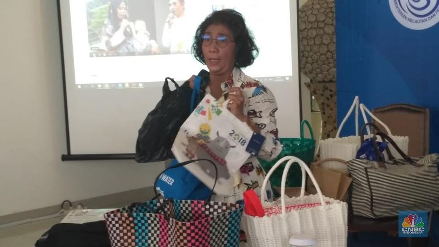 Menteri Kelautan dan Perikanan Susi Pudjiastuti mengajak masyarakat agar mengurangi penggunaan plastik sekali pakai.