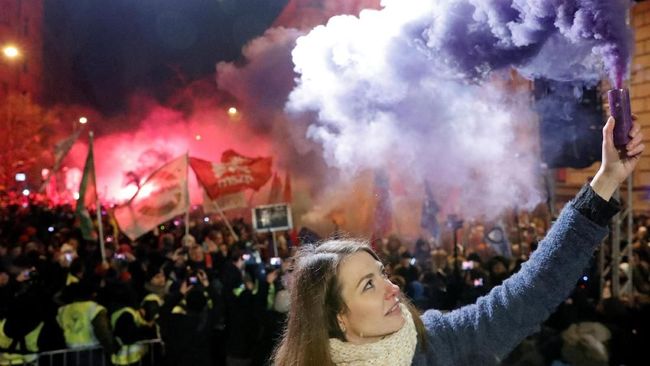 Demonstrasi UU Tenaga Kerja di Budapest Berujung Ricuh