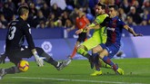 Lionel Messi lalu mencatatkan namanya di menit ke-43. Messi menerobos lini pertahanan Levante dan melepaskan tembakan kaki kanan yang tak bisa dihalau kiper Levante, Oier Olazabal. (REUTERS/Heino Kalis)