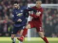 Tendangan Fellaini Bikin Petugas Keamanan Tersungkur