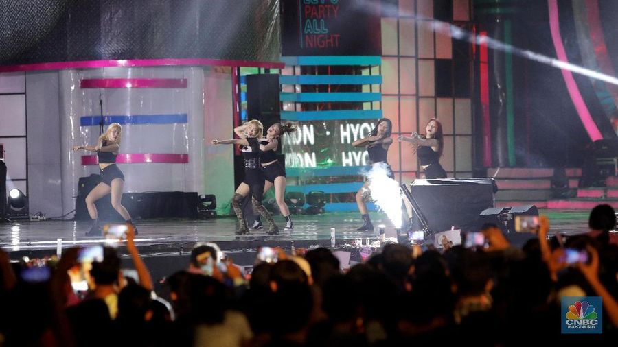 Hyoyeon membawakan tiga buah lagu, antara lain 'Mystery', 'Wannabe', dan 'Punk Right Now', menghibur ribuan SONE (fans SNSD) yang padati HUT Transmedia 