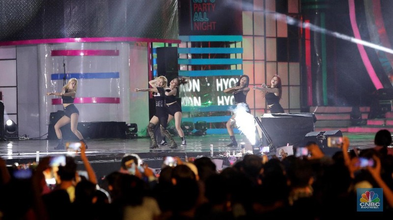 Hyoyeon membawakan tiga buah lagu, antara lain 'Mystery', 'Wannabe', dan 'Punk Right Now', menghibur ribuan SONE (fans SNSD) yang padati HUT Transmedia 