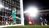 Sadio Mane berhasil membawa Liverpool unggul di menit ke-24. Mane lepas dari pengawasan lini belakang Manchester United dan melepaskan tembakan dari jarak dekat. (Reuters/Carl Recine).