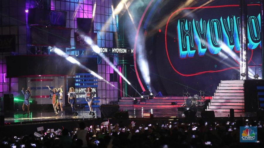 Hyoyeon membawakan tiga buah lagu, antara lain 'Mystery', 'Wannabe', dan 'Punk Right Now', menghibur ribuan SONE (fans SNSD) yang padati HUT Transmedia 