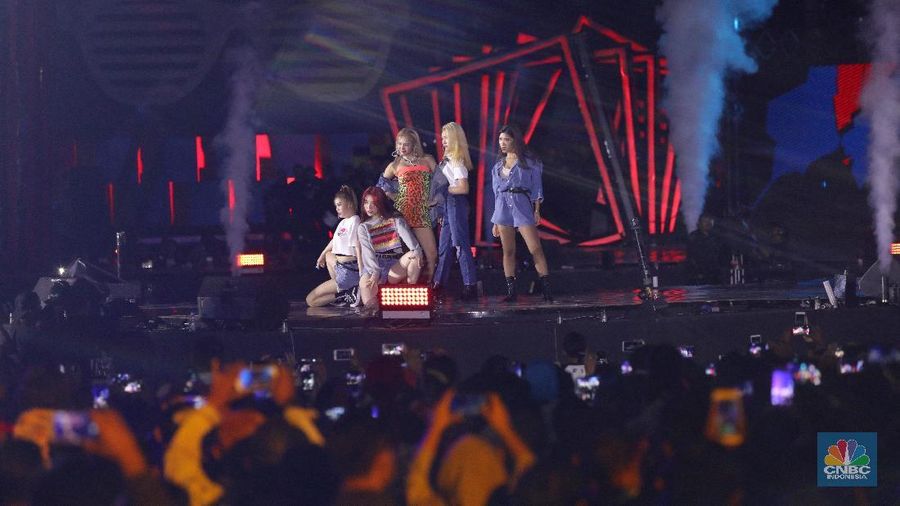 Hyoyeon membawakan tiga buah lagu, antara lain 'Mystery', 'Wannabe', dan 'Punk Right Now', menghibur ribuan SONE (fans SNSD) yang padati HUT Transmedia 