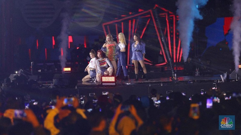 Hyoyeon membawakan tiga buah lagu, antara lain 'Mystery', 'Wannabe', dan 'Punk Right Now', menghibur ribuan SONE (fans SNSD) yang padati HUT Transmedia 