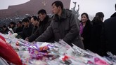 Di hadapan patung Kim Il Jong-il dan pendiri Korut, Kim Il-sung, itu para warga menaruh bunga. (AFP Photo/Kim Won Jin)