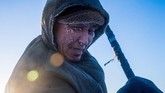 Salah seorang warga Yakutsk, Innokenty Tobonov, misalnya, yang bersusah payah memotong balok es dari danau bersuhu minus 41 derajat Celcius untuk menjadikannya air minum. (Photo by Mladen ANTONOV/AFP)