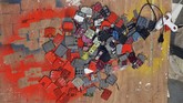 Beberapa kali menggelar pameran di rumahnya sampai keluar negeri, Koffi segera menjadi populer. (REUTERS/Luc Gnago)