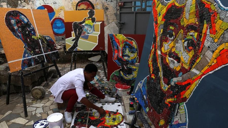 Koffi mendaur ulang dan menggabungkan sampah elektronik dalam karya seninya