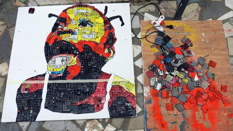 Koffi mendaur ulang dan menggabungkan sampah elektronik dalam karya seninya