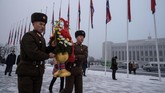Meski lebih menekankan pada kenangan Kim Jong-il, perayaan ini juga menandai kenaikan takhta Kim Jong-un. (AFP Photo/Kim Won Jin)