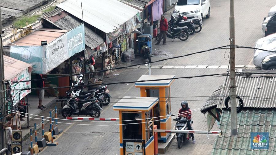 Pedagang menjajakan dagangannya di kawasan pasar Ciputat, Tangerang Selatan, Selasa (18/12). Badan Koordinasi Penanaman Modal (BKPM) bekerja sama dengan Pemerintah Kota Tangerang Selatan telah menyelenggarakan kegiatan market sounding proyek kerja sama pemerintah badan usaha (KPBU), pembangunan/revitalisasi Pasar Ciputat. Proyek itu merupakan pengembangan bangunan pasar serta penataan prasarana penunjang lainnya dengan kebutuhan total investasi sebesar sekitar Rp 250 miliar. Kios-kios di lantai dua dan tiga juga sepi pengunjung. Menurut pantauan CNBC Indonesia Kondisi bangunan pasar Ciputat terlihat kumuh dan sedikit pengunjung untuk parkir.
Sementara di sekitar Jalan Aria Putra banyak juga pedagang kaki lima (PKL) yang menyebabkan penyempitan jalan dan menghambat arus lalu lintas di lokasi. Revitalisasi yang sedang digagas Pemkot Tangsel diharapkan menjadi solusi terhadap Pasar Ciputat yang dirasa kumuh dan kurang layak oleh masyarakat. (CNBC Indonesia/Muhammad Sabki)