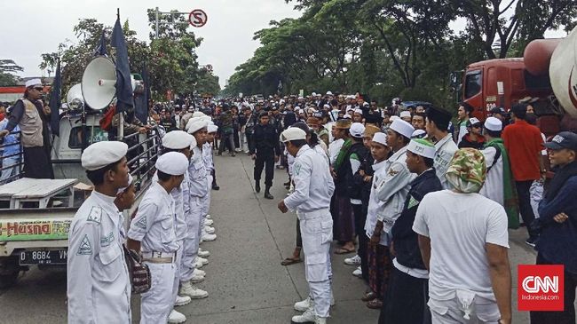 Bahar bin Smith Diperiksa, Massa FPI Datangi Polda Jabar