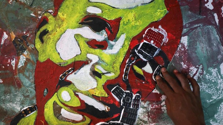 Koffi mendaur ulang dan menggabungkan sampah elektronik dalam karya seninya