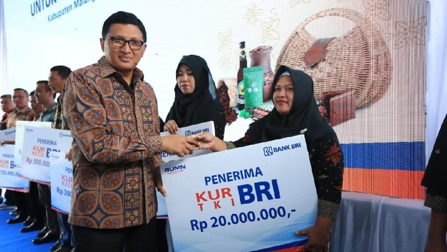 Direktur Mikro dan Kecil Bank BRI Priyastomo menyerahkan secara simbolis KUR TKI kepada 5 warga Desa Arjowilangun Kecamatan Kalipare Kabupaten Malang dalam acara BRIncubation Literasi Keuangan Untuk UMKM dan Keluarga Migran (18/12). Melalui program BRIncubation, BRI mendorong pelaku UMKM agar go-modern, go-digital, go-online dan go-global sehingga mampu meningkatkan produktivitas dan mendorong ekonomi kerakyatan.