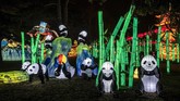 Banyak ornamen khas negeri tirai bambu yang dipajang di tempat ini. Panda dan bambu adalah salah satunya.